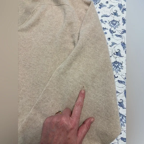 Men’s tan cashmere v-neck sweater XL Roundtree & Yorke “small stain” Super Soft! - Picture 9 of 9